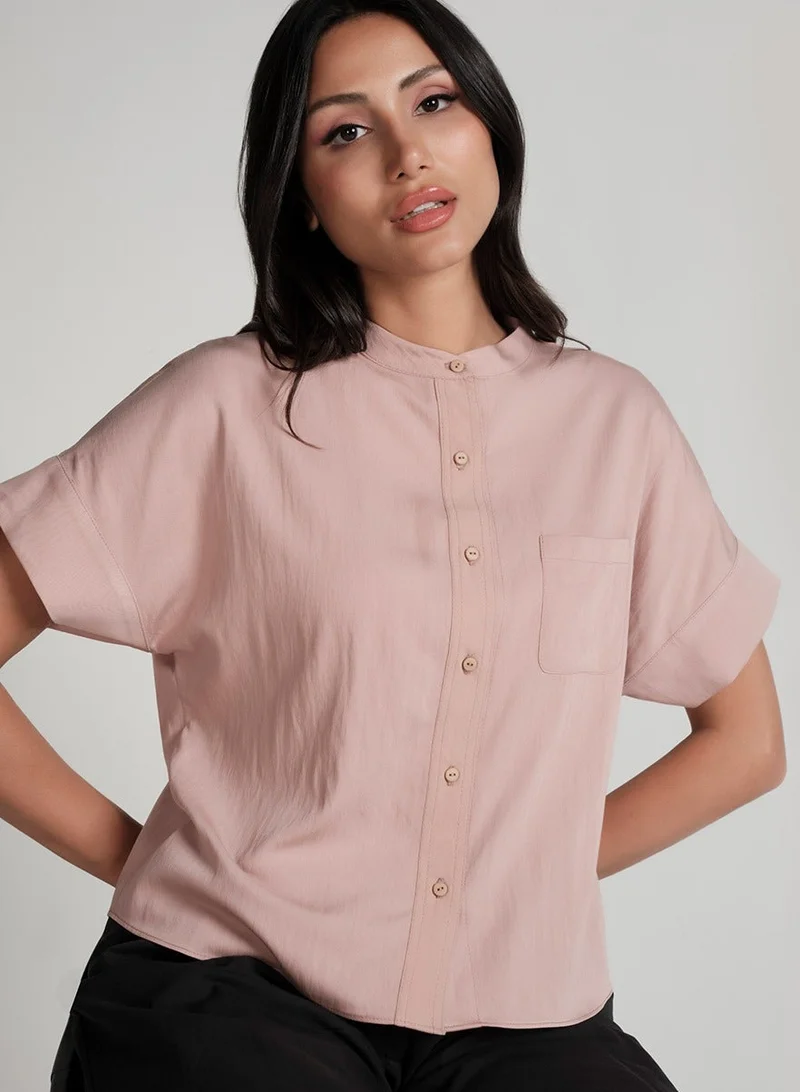 زجزاج قميص قطني بني بأكمام مقلوبة وقصيرة.