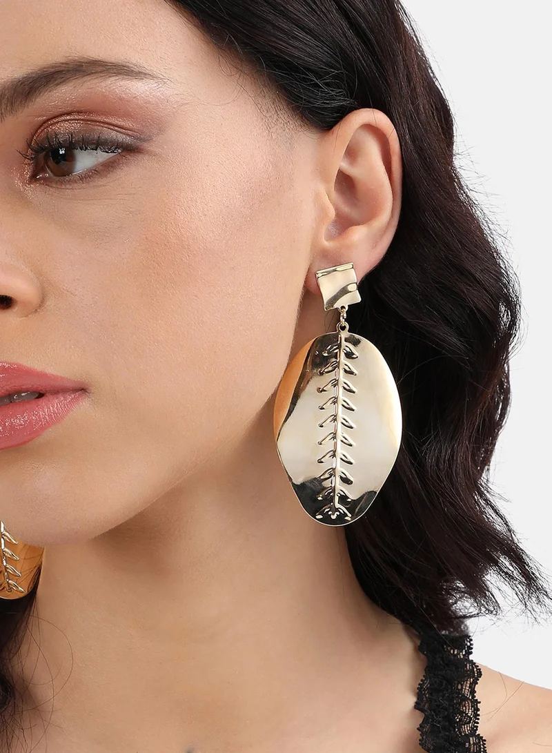 سوهي أقراط متدلية على شكل ورقة شجر منقوشة - ذهبي