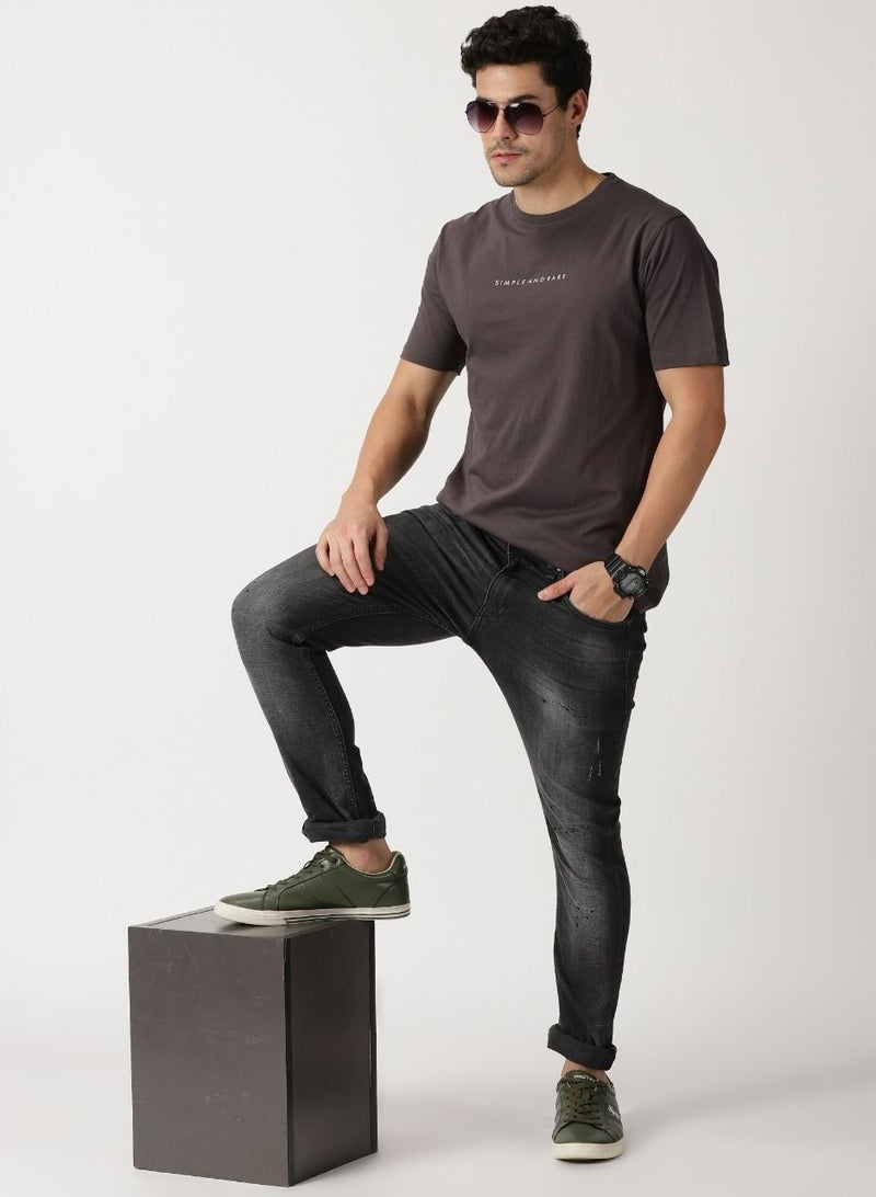 Cuts and Fit تي شيرت قطني بشعار بسيط ونادر (رمادي غامق) - Image 4