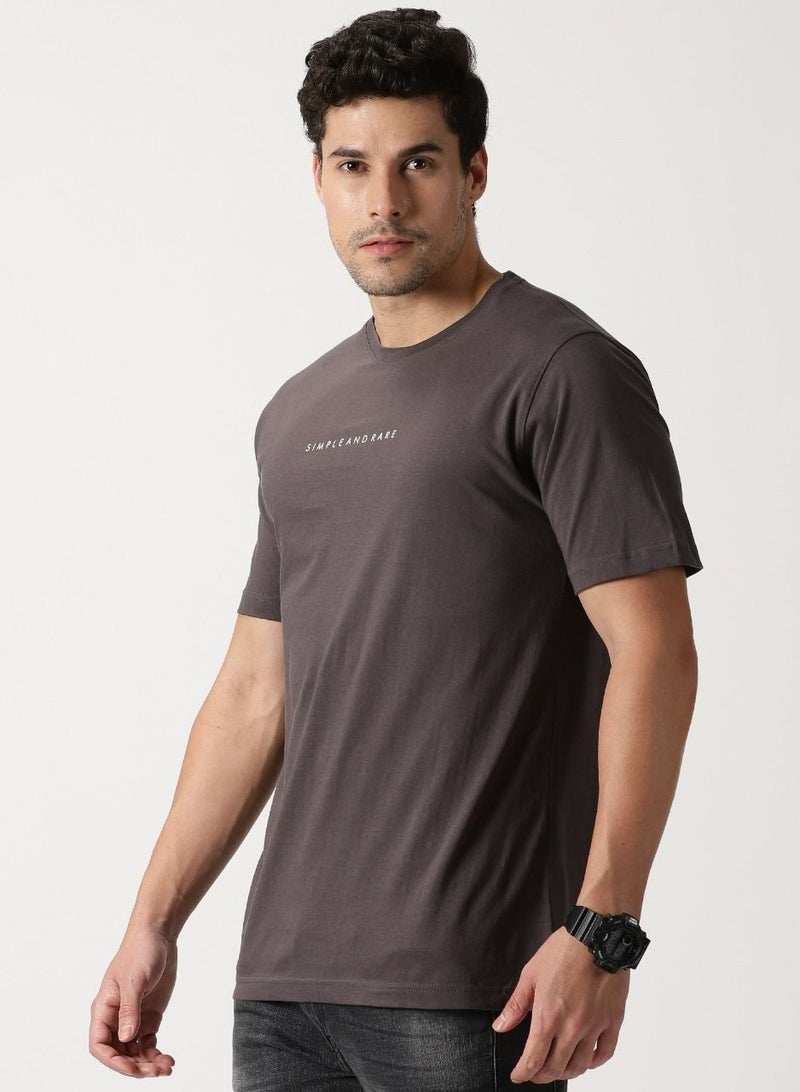 Cuts and Fit تي شيرت قطني بشعار بسيط ونادر (رمادي غامق) - Image 2