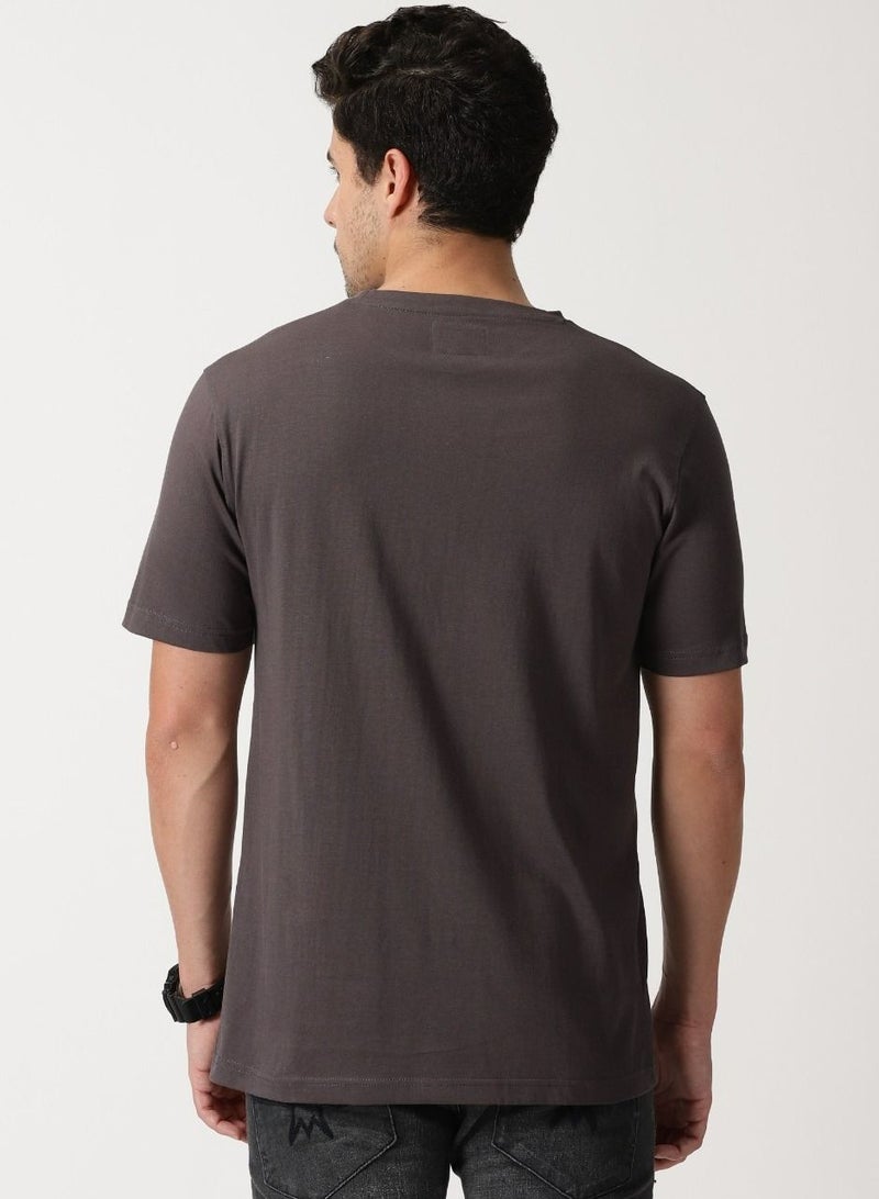 Cuts and Fit تي شيرت قطني بشعار بسيط ونادر (رمادي غامق) - Image 5