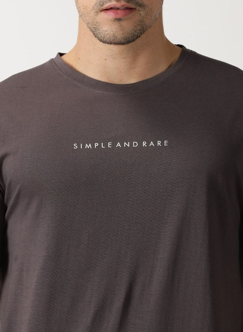 Cuts and Fit تي شيرت قطني بشعار بسيط ونادر (رمادي غامق) - Image 3