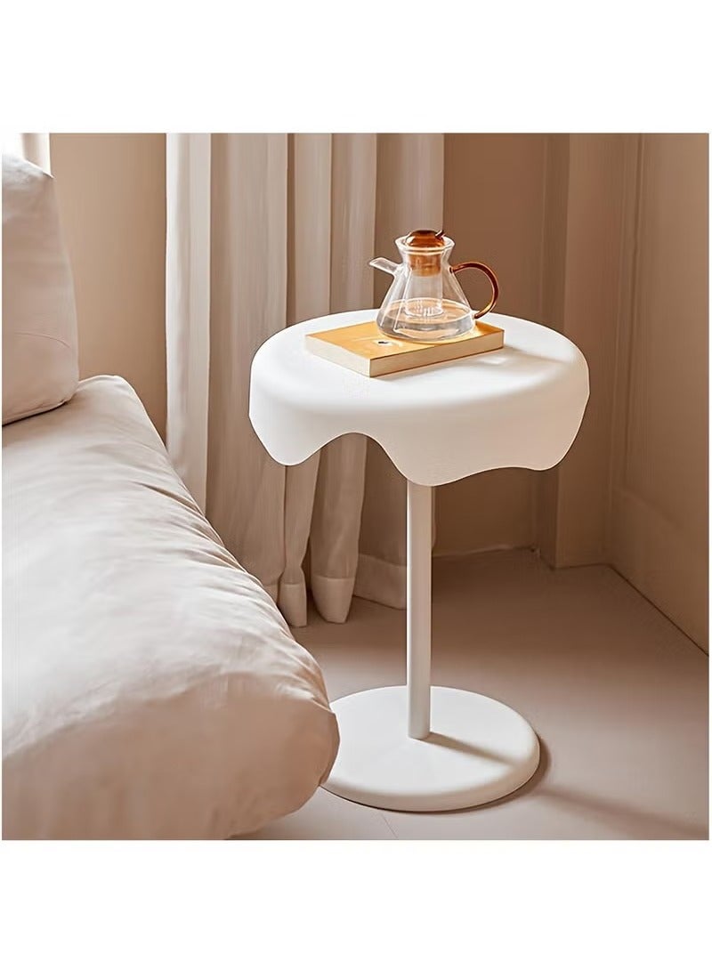 عربست طاولة جانبية بلاستيكية مستديرة - طاولة جانبية بلاستيكية مستديرة - طاولة جانبية مدمجة ذات حافة متموجة ناعمة لغرفة المعيشة أو الشرفة أو غرفة النوم (أبيض) - Image 4