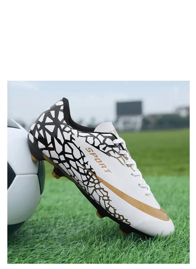واي آند دي حذاء رياضي لتدريب كرة القدم في الهواء الطلق مع مانع للانزلاق أبيض/ أسود  - Image 1