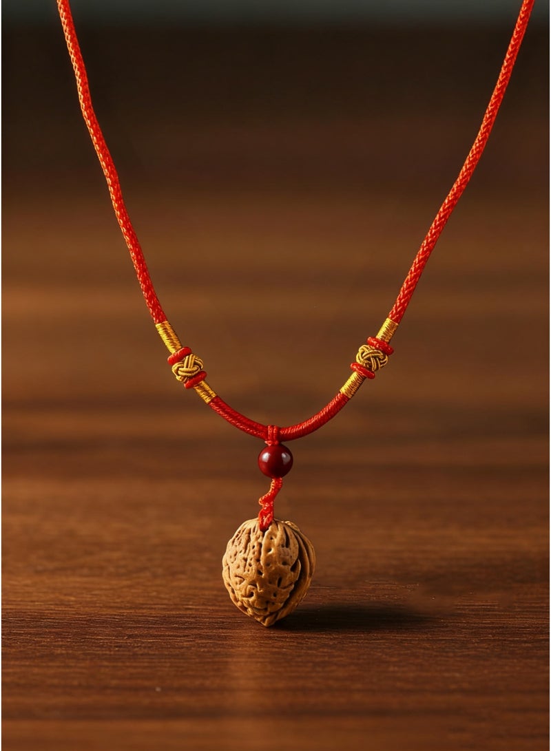 تشوميل قلادة حبل أحمر مضفر مصنوعة يدويًا، مع عقد ذهبية مميزة وقلادة من الجوز الطبيعي - تميمة شفاء للهدوء والرخاء - Image 2