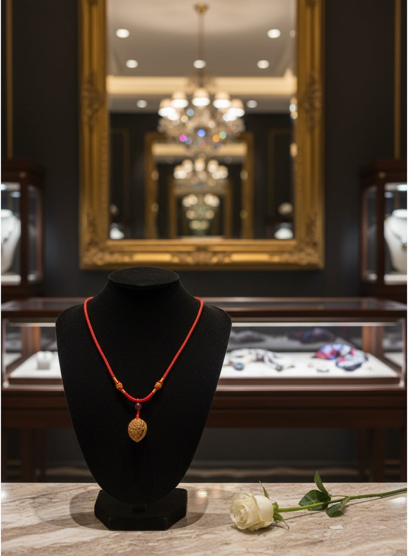 تشوميل قلادة حبل أحمر مضفر مصنوعة يدويًا، مع عقد ذهبية مميزة وقلادة من الجوز الطبيعي - تميمة شفاء للهدوء والرخاء - Image 3