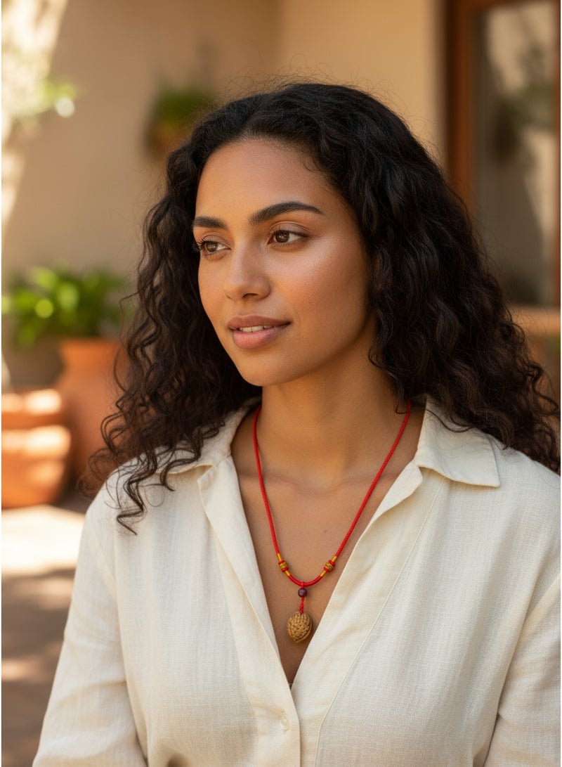 تشوميل قلادة حبل أحمر مضفر مصنوعة يدويًا، مع عقد ذهبية مميزة وقلادة من الجوز الطبيعي - تميمة شفاء للهدوء والرخاء - Image 5