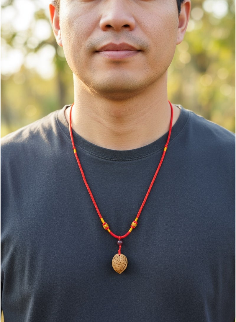 تشوميل قلادة حبل أحمر مضفر مصنوعة يدويًا، مع عقد ذهبية مميزة وقلادة من الجوز الطبيعي - تميمة شفاء للهدوء والرخاء - Image 4