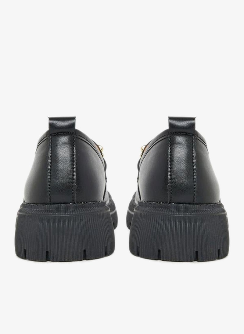 ستايلي حذاء لوفرز بمظهر الجلد مع حلية بنمط سلسلة - Image 4