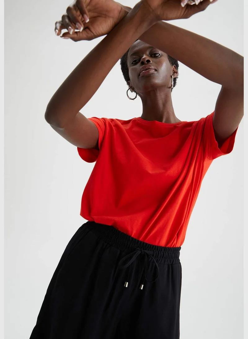 ديفاكتو Short Sleeve Regular Fit Crew Neck T-Shirt