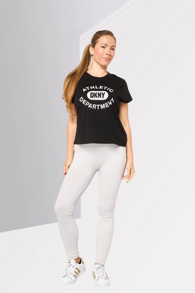 DKNY تي شيرت رياضي نسائي قصير الأكمام في الهواء الطلق، أسود - Image 2