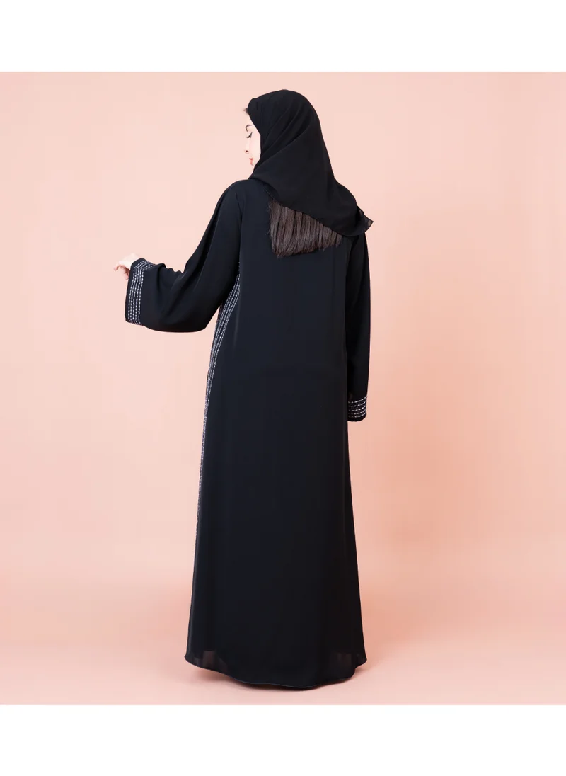 اكسا عباية انيقة خطوط بيضاء