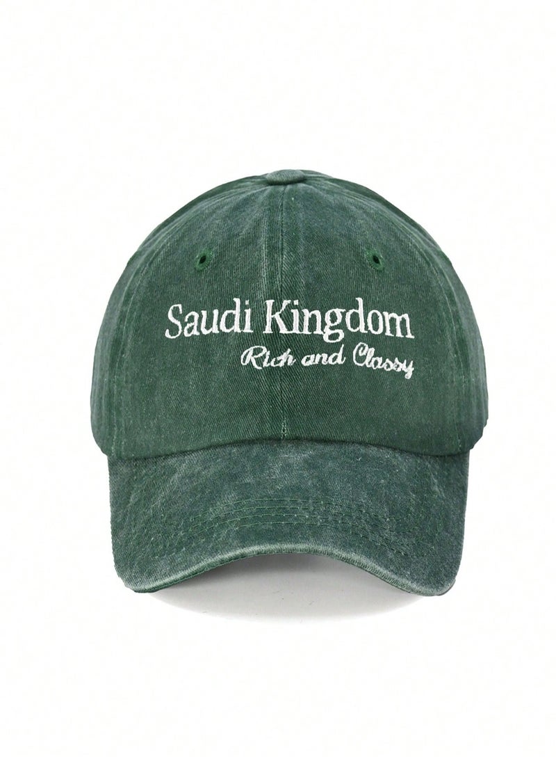 قبعة كاجوال باللون الأخضر مطرزة بعبارة Saudi Kingdom – كاب أنيقة للاستخدام اليومي والاحتفال باليوم الوطني السعودي - Image 1