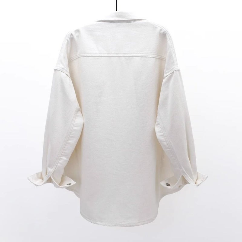 قميص جينز فضفاض بأسلوب كوري جديد ربيع 2025 للنساء مع جيب كبير وقصير متوسط الطول وحافة منحنية وأكمام طويلة باللون الأبيض - Image 3