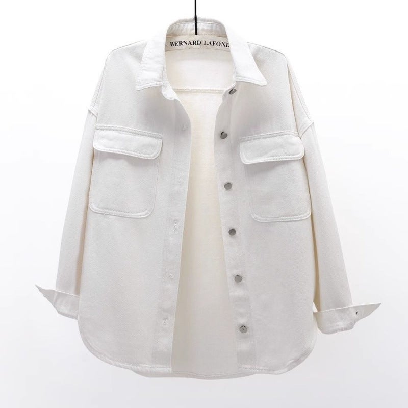 قميص جينز فضفاض بأسلوب كوري جديد ربيع 2025 للنساء مع جيب كبير وقصير متوسط الطول وحافة منحنية وأكمام طويلة باللون الأبيض - Image 1