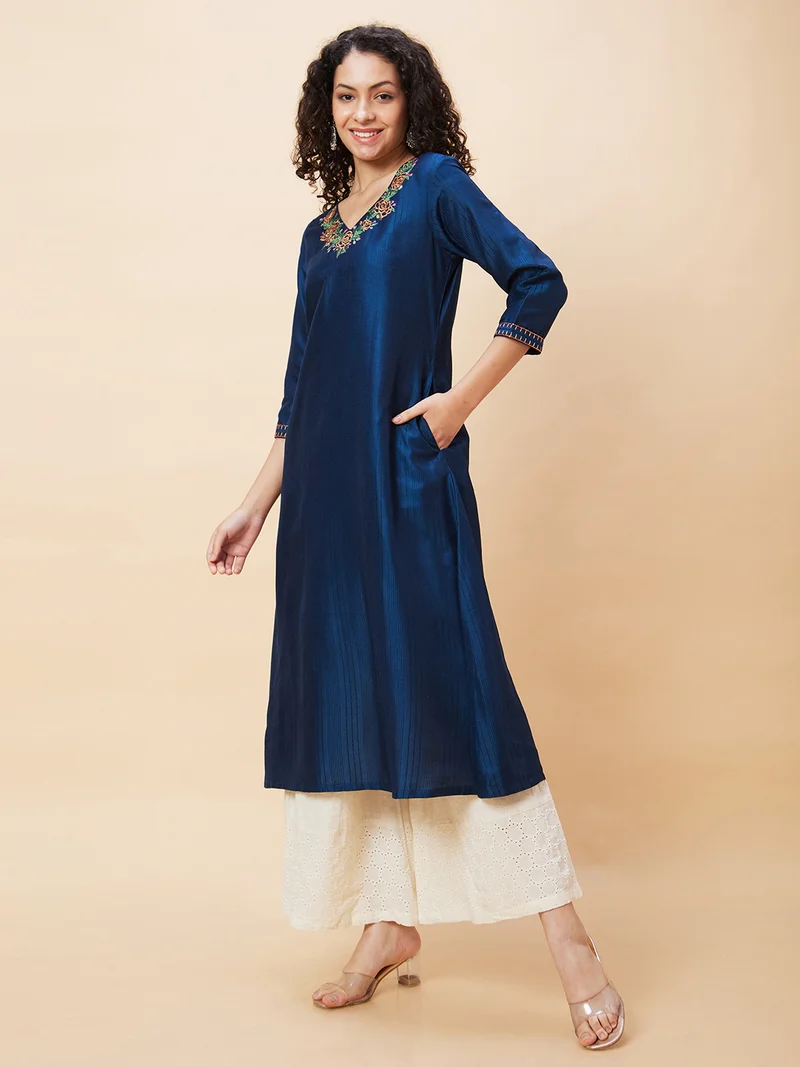 جلو باص Women Embroidered V-Neck A-Line Kurta