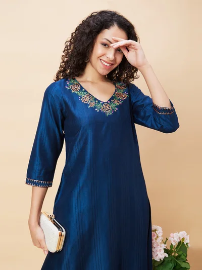 جلو باص Women Embroidered V-Neck A-Line Kurta