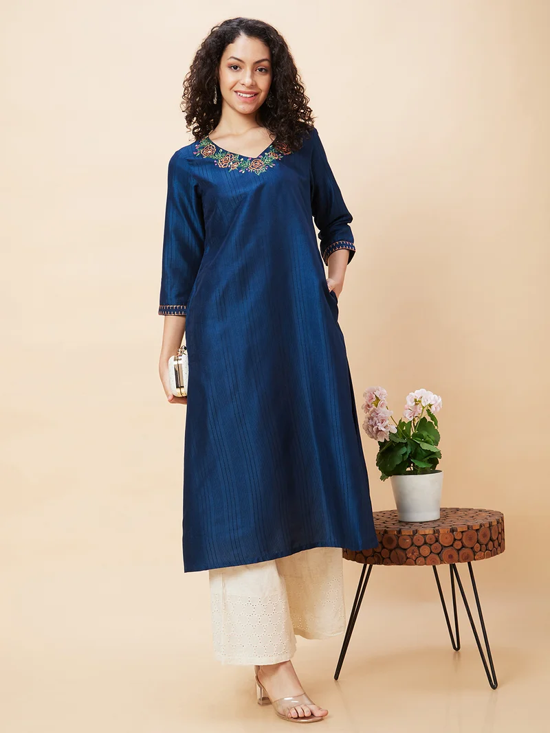 جلو باص Women Embroidered V-Neck A-Line Kurta