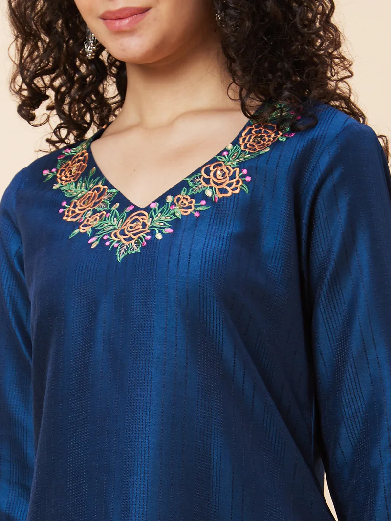 جلو باص Women Embroidered V-Neck A-Line Kurta