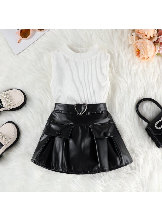 طقم بنات بلون الأبيض صيفاً عصري، سترة بلون واحد مخططة، قميص، تنورة قصيرة جلد صناعي بزنار وأزرار