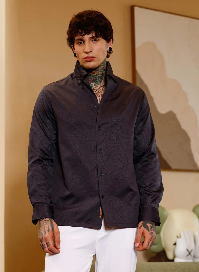 كامبوس سوترا قميص رجالي جاكاردي بنقشة زواحف بياقة قطعة واحدة وأكمام طويلة بأزرار وفتحة سفلية منحنية، قماش منسوج سادة بلون أسود أونيكس للمناسبات المسائية والحفلات