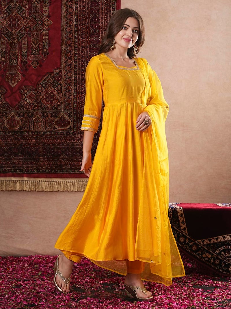 GoSriKi قميص أناركالي صلب من مزيج الرايون للسيدات من GoSriKi مع بنطلون ودوباتا (SITAPATI YELLOW-VKS01-GS_M_Yellow_Medium) - Image 4