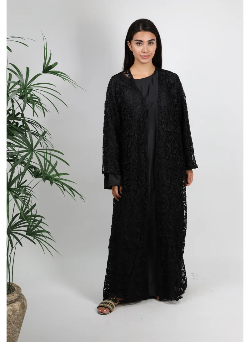 جميلة عباية سوداء مزينة بالدانتيل