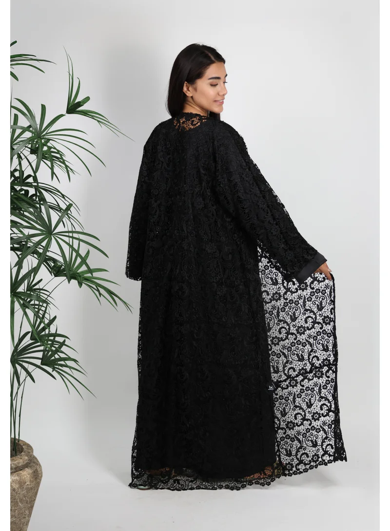 جميلة عباية سوداء مزينة بالدانتيل