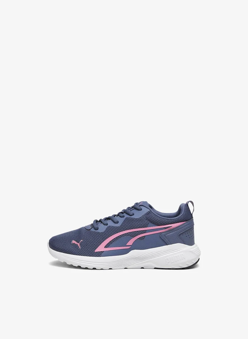 بوما شبابي نشيط طوال اليوم