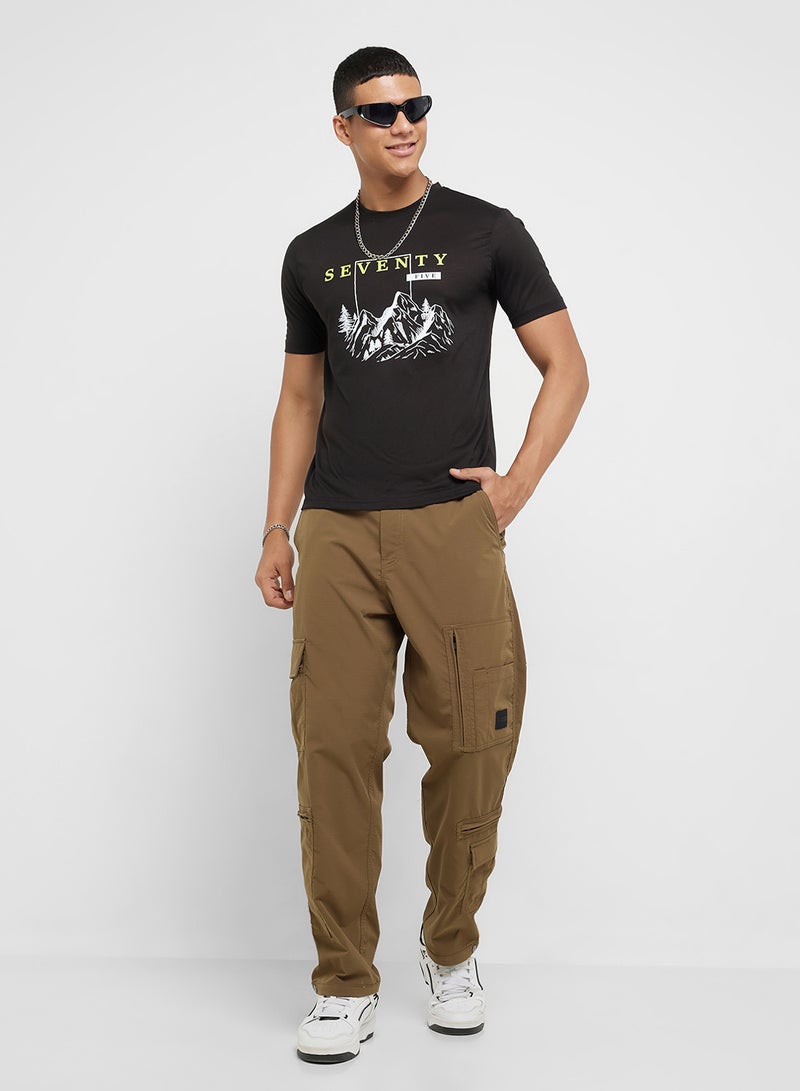 سفنتي فايف تيشيرت بطباعة جرافيك - Image 4