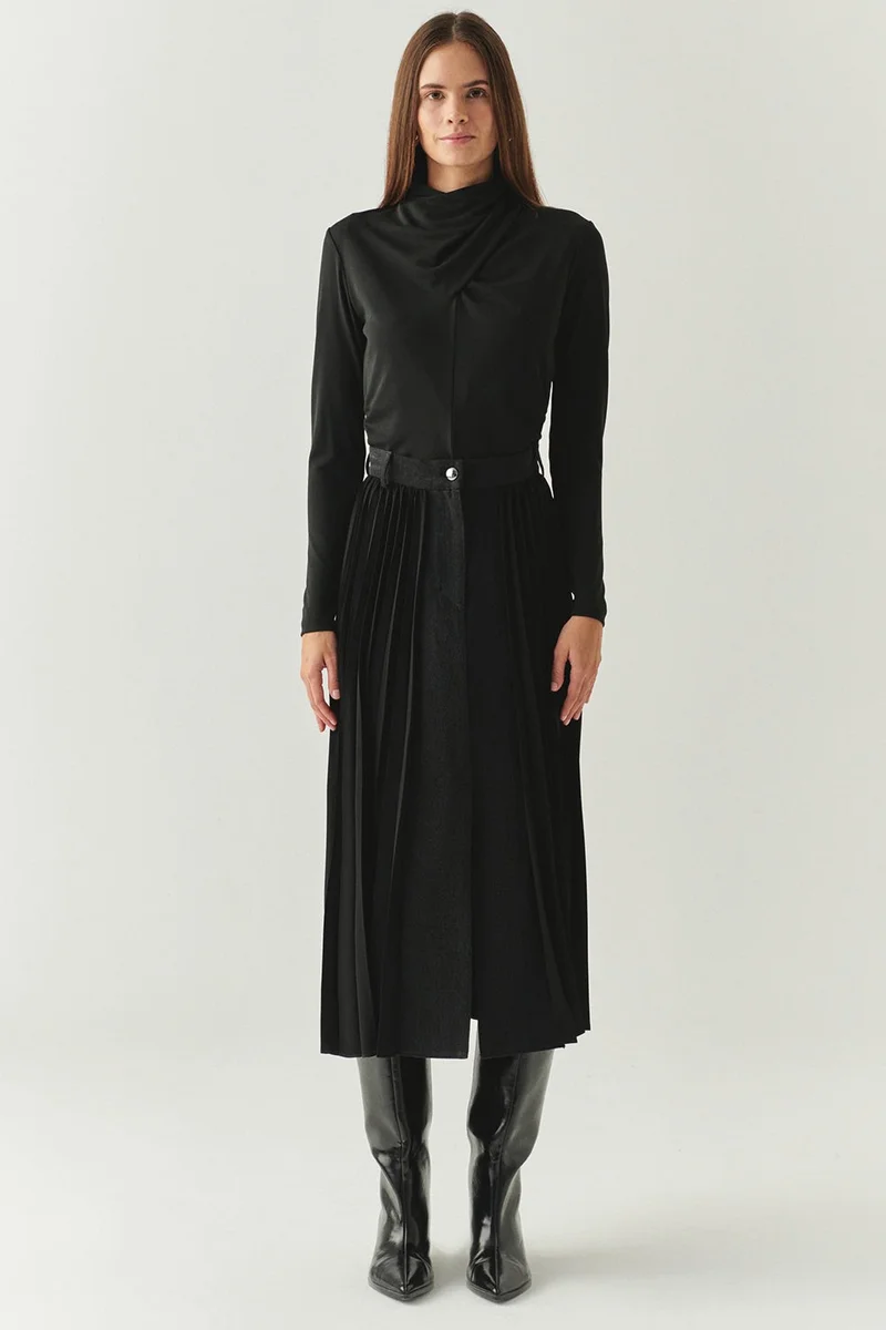 EXQUISE Black Midi Skirt with Slit Detail, Regular Pleated Denim Trim