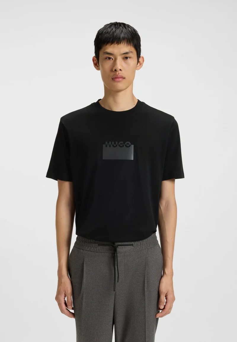 هوجو تيشيرت قطني مطبوع بشعار مطاطي