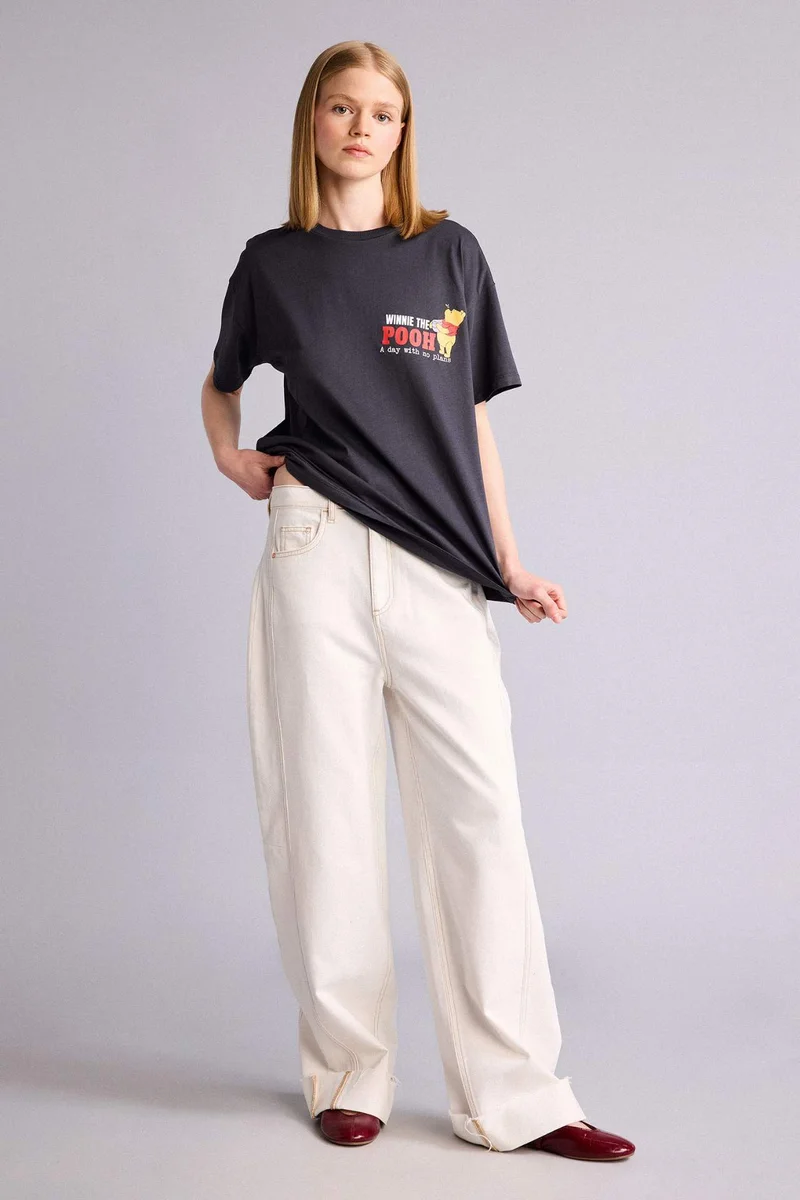 ديفاكتو Winnie The Pooh Licensed Oversize Fit Crew Neck Printed Short Sleeve T-Shirt
