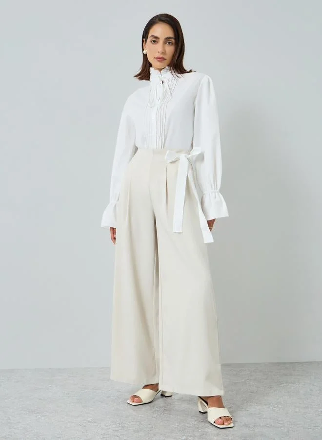 تايك تو بلوزةة بيضاء بأكمام طويلة وياقة مكشكشة