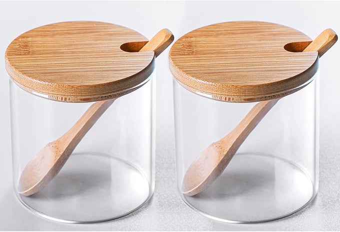 2 PCS CLEAR GLASS CONDIMENT CANISTER POTS SET SIMPLE STYLISH DECORATIVE STORAGE SEASONING CONTAINER WITH BAMBOO LID SPOON FOR HOME KITCHEN CAF STORING SALT SUGAR SPICE ROUND