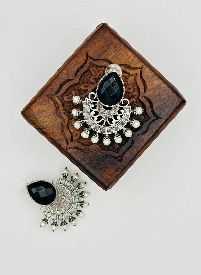 Swadesh Souq أقراط من الفضة مزينة باللؤلؤ الأسود والأحجار  - Image 1