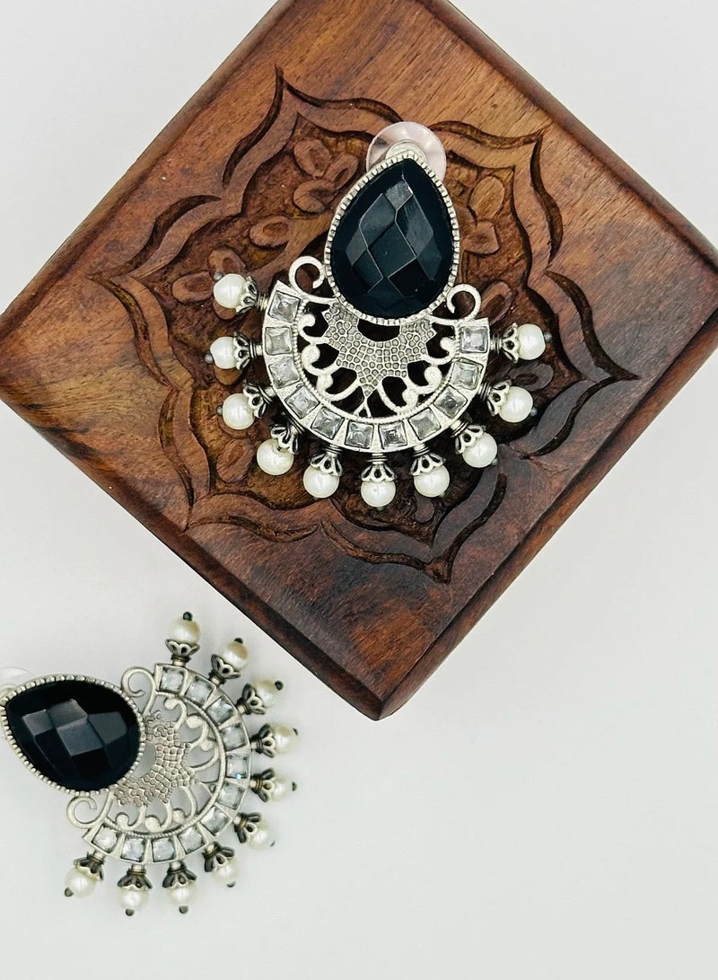 Swadesh Souq أقراط من الفضة مزينة باللؤلؤ الأسود والأحجار  - Image 3