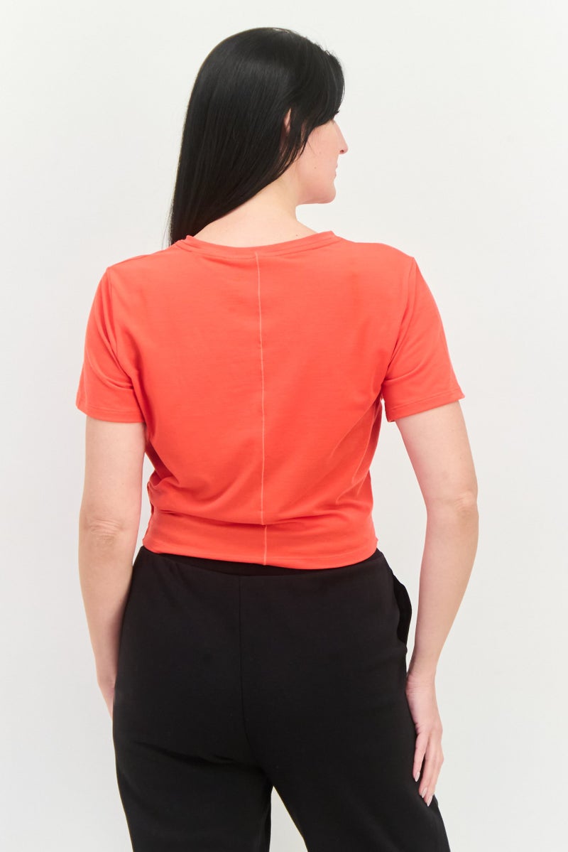 Nike تي شيرت تدريب قصير الأكمام للنساء بتقنية دري فيت، أحمر - Image 2