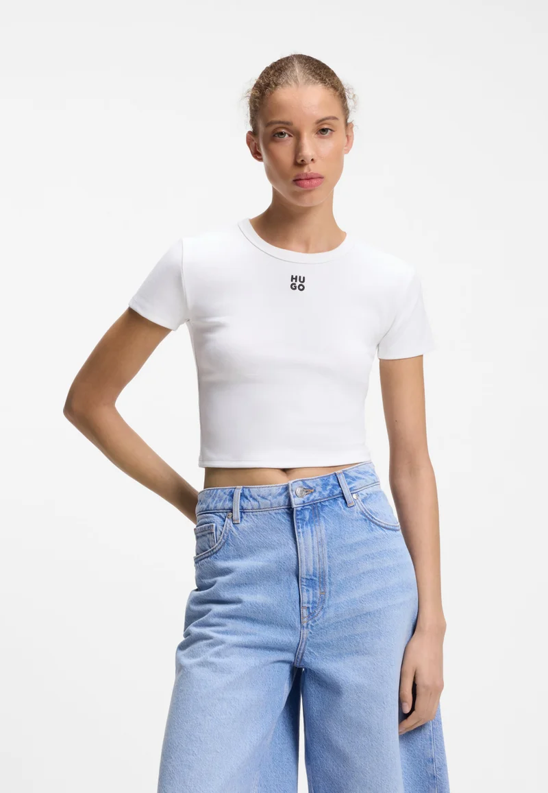 هوجو تيشيرت قطن بقصة ضيقة قصيرة بشعار مكدس