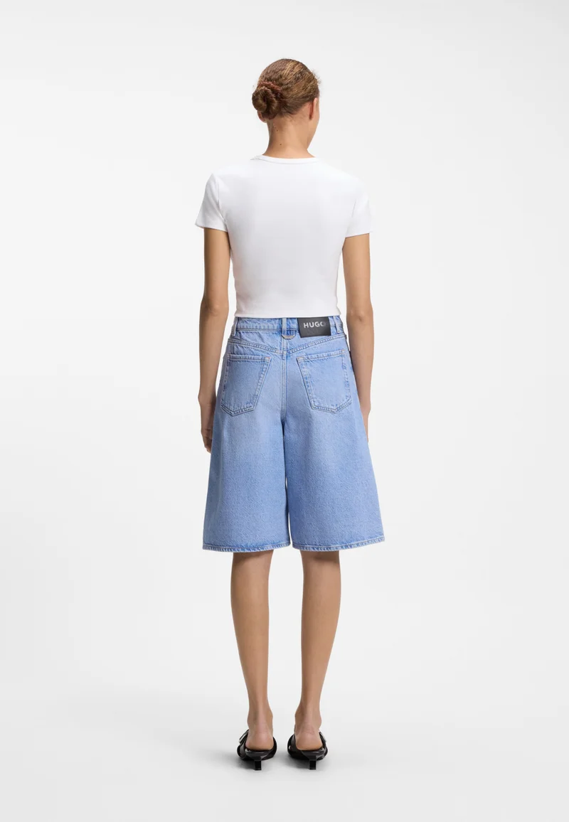 هوجو تيشيرت قطن بقصة ضيقة قصيرة بشعار مكدس