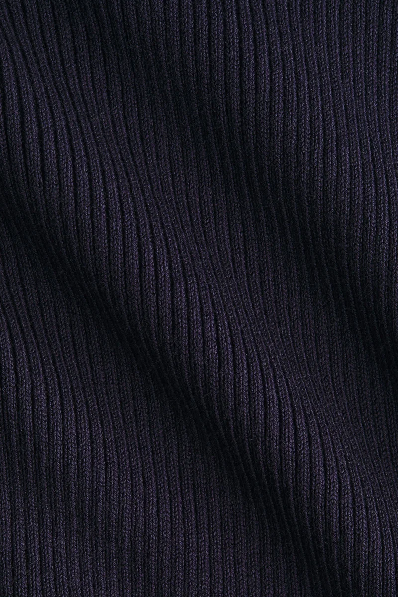 اتش اند ام بلوزة محبوكة من نسيج مرن