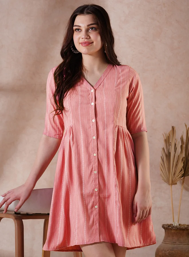 جلو باص فستان قصير بتفاصيل أزرار