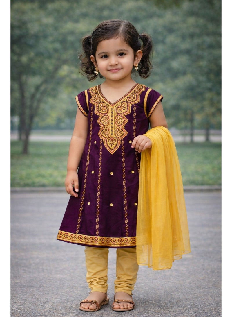 جوليتي إل إل سي طقم كورتي تقليدي للبنات | عمر 3–4 سنوات | 3 قطع مع شال (كورتي، بنطال ووشاح) | بنفسجي وأصفر - Image 1