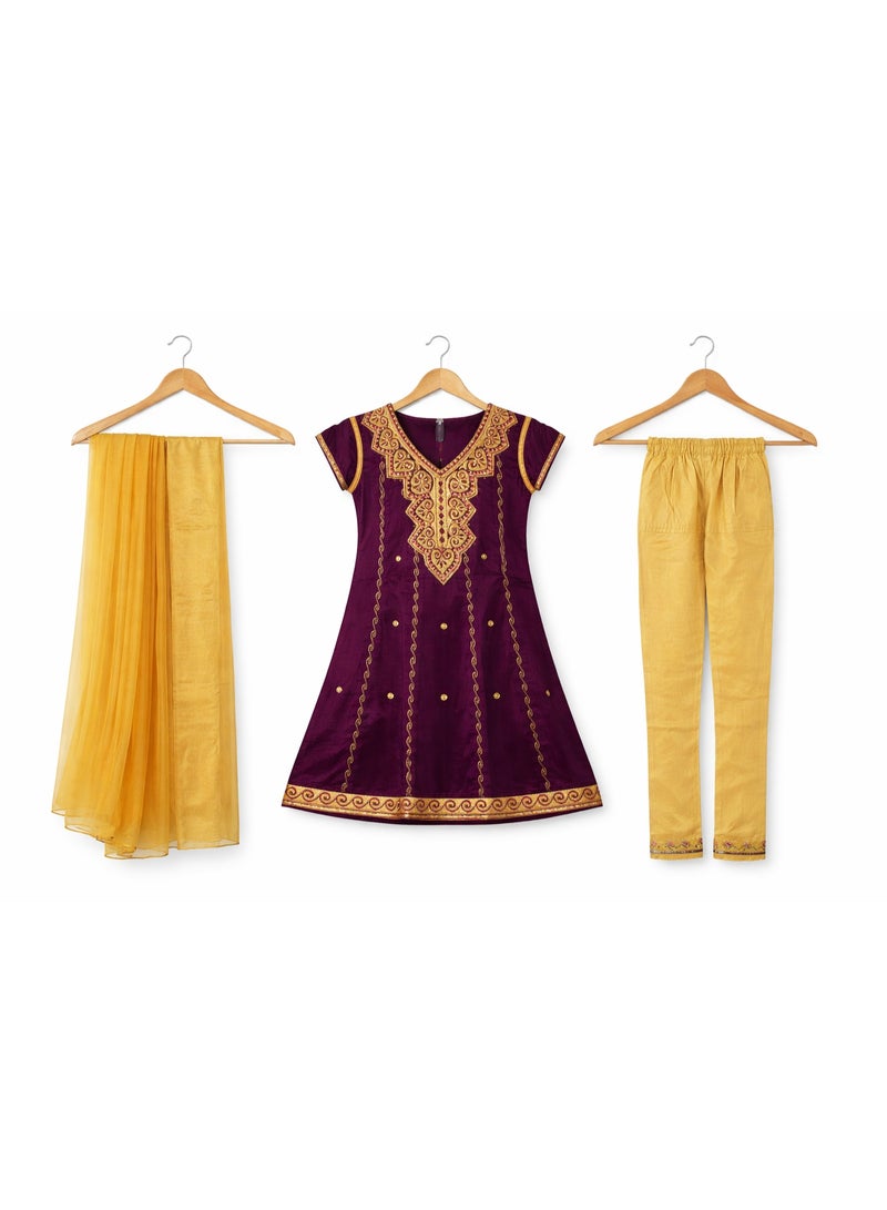جوليتي إل إل سي طقم كورتي تقليدي للبنات | عمر 3–4 سنوات | 3 قطع مع شال (كورتي، بنطال ووشاح) | بنفسجي وأصفر - Image 2