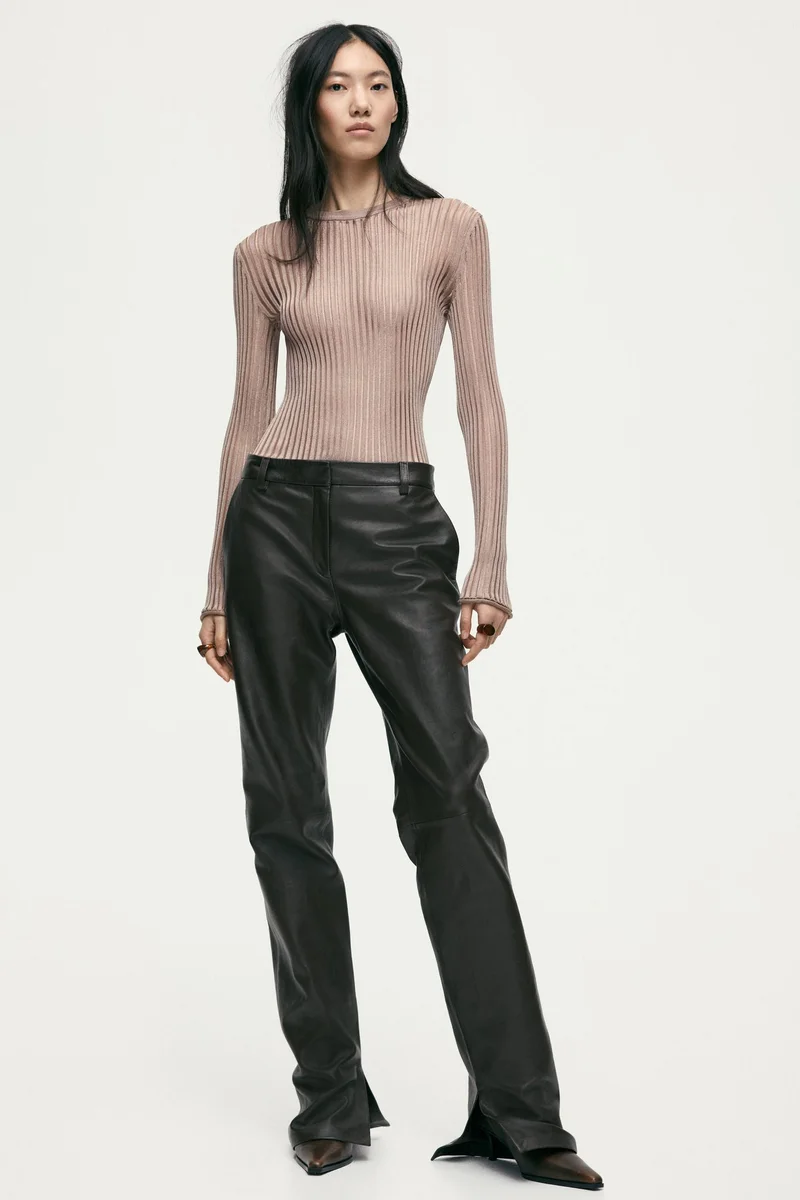 اتش اند ام بلوزة من خامة مرنة وشفافة