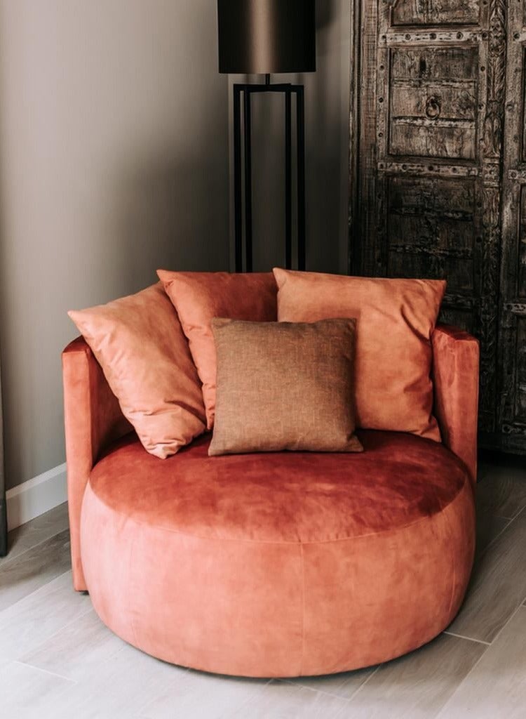 هاوس ون كرسي جانبي| من مخمل والخشب السويدي  - برتقالي -110x85 سم - Image 1
