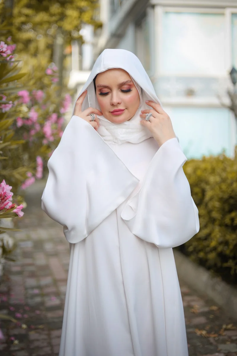 هاريكا وير White Silk Abaya Abaya for Umrah and Daily Wear