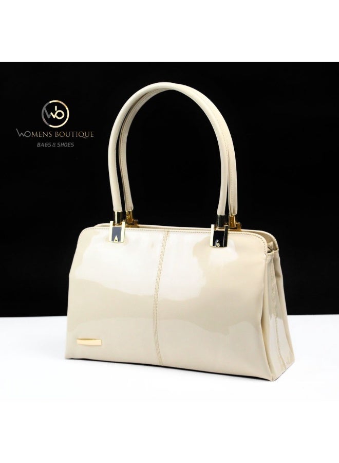 "حقيبة Glossy Classic – أناقة اللمعة الفاخرة "بيج