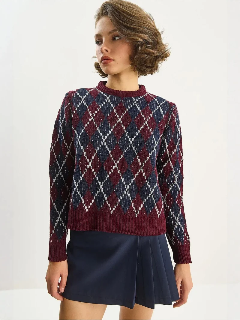 بيانكو لوتشي كنزة نسائية محبوكة بياقة دائرية ونقش ماسي من لوتشي