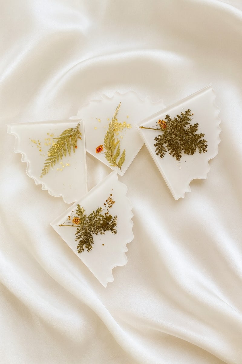 Ready For Chai مجموعة coasters من الراتنج اليدوي جاهزة للشاي مكونة من 4 – بيضاء مع زهور مجففة حقيقية - Image 2